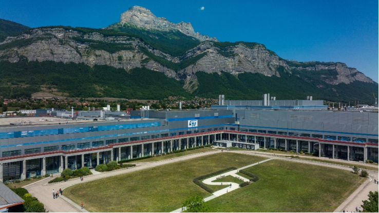 法國總統馬克龍訪問意法半導體工廠，見證法國“電（diàn）子 2030”計劃啟動（dòng）
